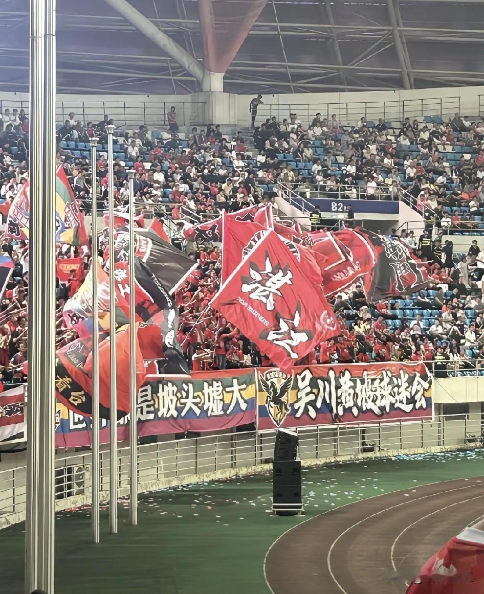 湛江人有多喜欢看足球比赛？一场粤超联赛的比赛，业余足球水平，却吸引三万多球迷涌入