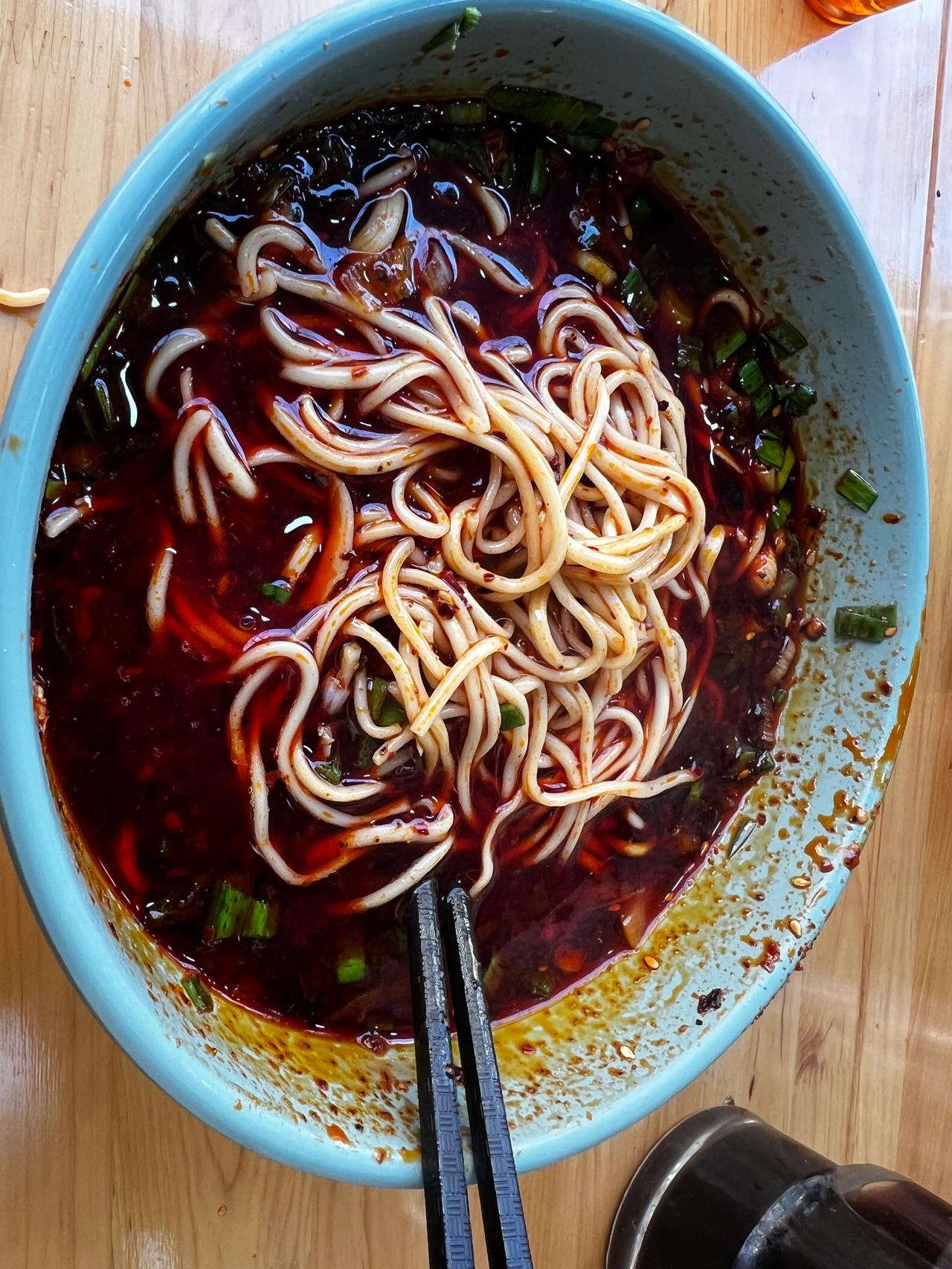 这个周末还去吃了正宗的兰州牛肉面，今年开始兰州的牛肉面价格已经卷到了五到六块钱。