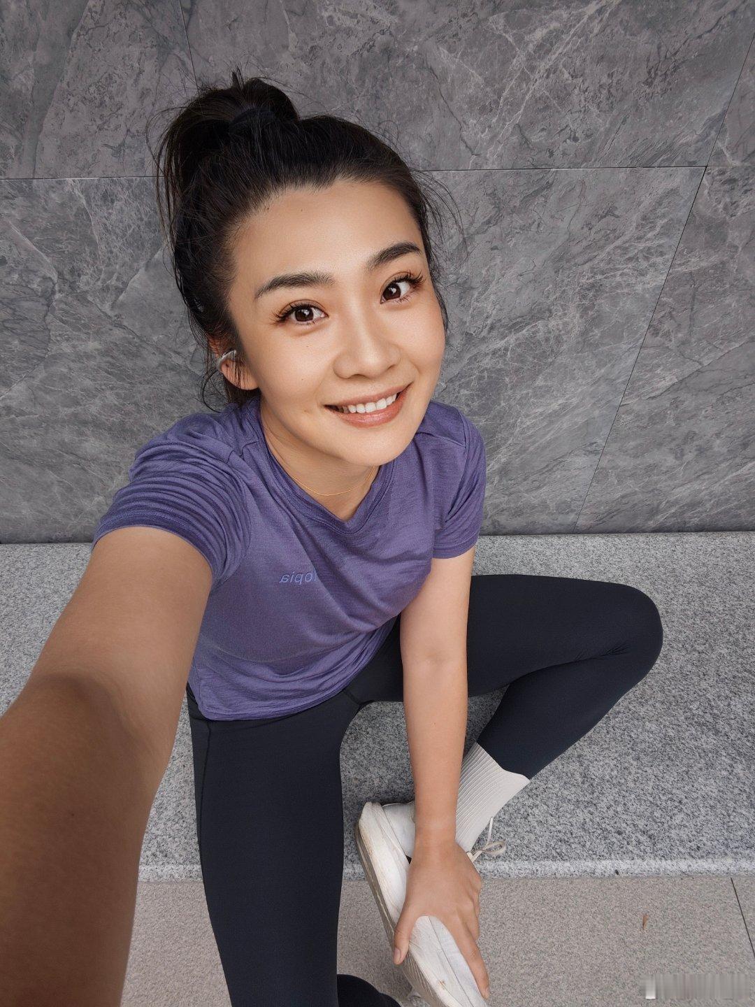 被北马磋磨的双腿已逐渐恢复，跑得挺开心。后面跑着跑着看得视频挺有意思，变成走了。
