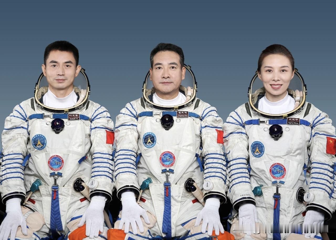 【2022年6月21日神舟十三号乘组获颁航天功勋奖章】2022年6月21日，中共