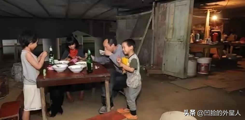 2000年，浙江嘉兴一桥洞下住着一对夫妻，蜗居10年生4个孩子，与老鼠为伴。谁料