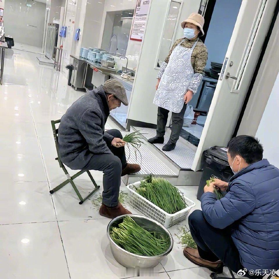 刘强东父母现身京东食堂做饭 员工说他俩没镜头也常来，食堂里的烟火气，这不是作秀，