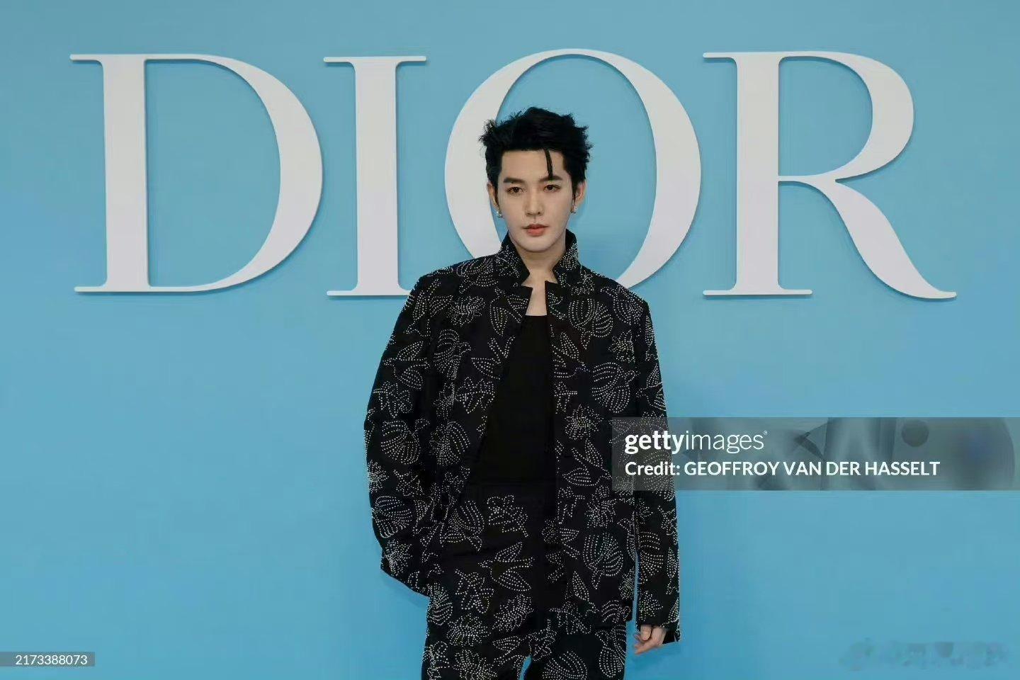 #邓为看秀#邓为看秀造型look大片出炉，邓为一套黑色刺绣西服套装，饰以金属钉珠