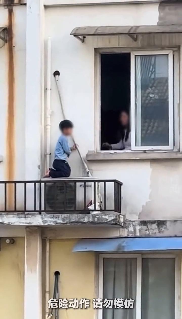 男孩翻到窗户外玩要妈妈强压怒火引导孩子回屋。
不要上去。
愤怒值+1。
窗边无小