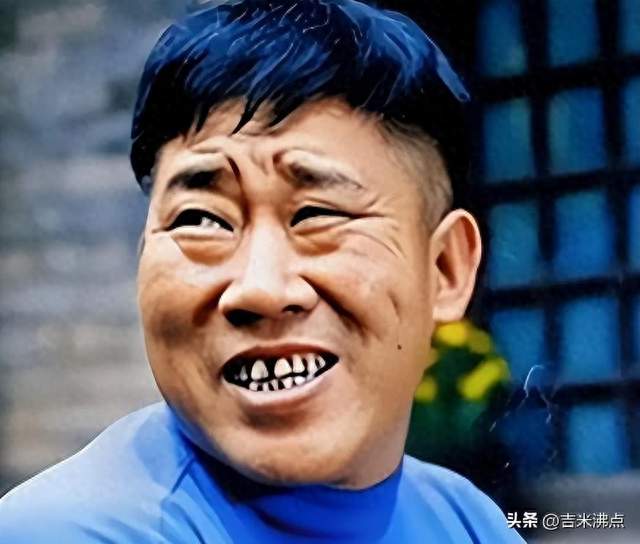 爹是歪嘴反派，女儿穿军装，这父女俩到底谁更硬气。