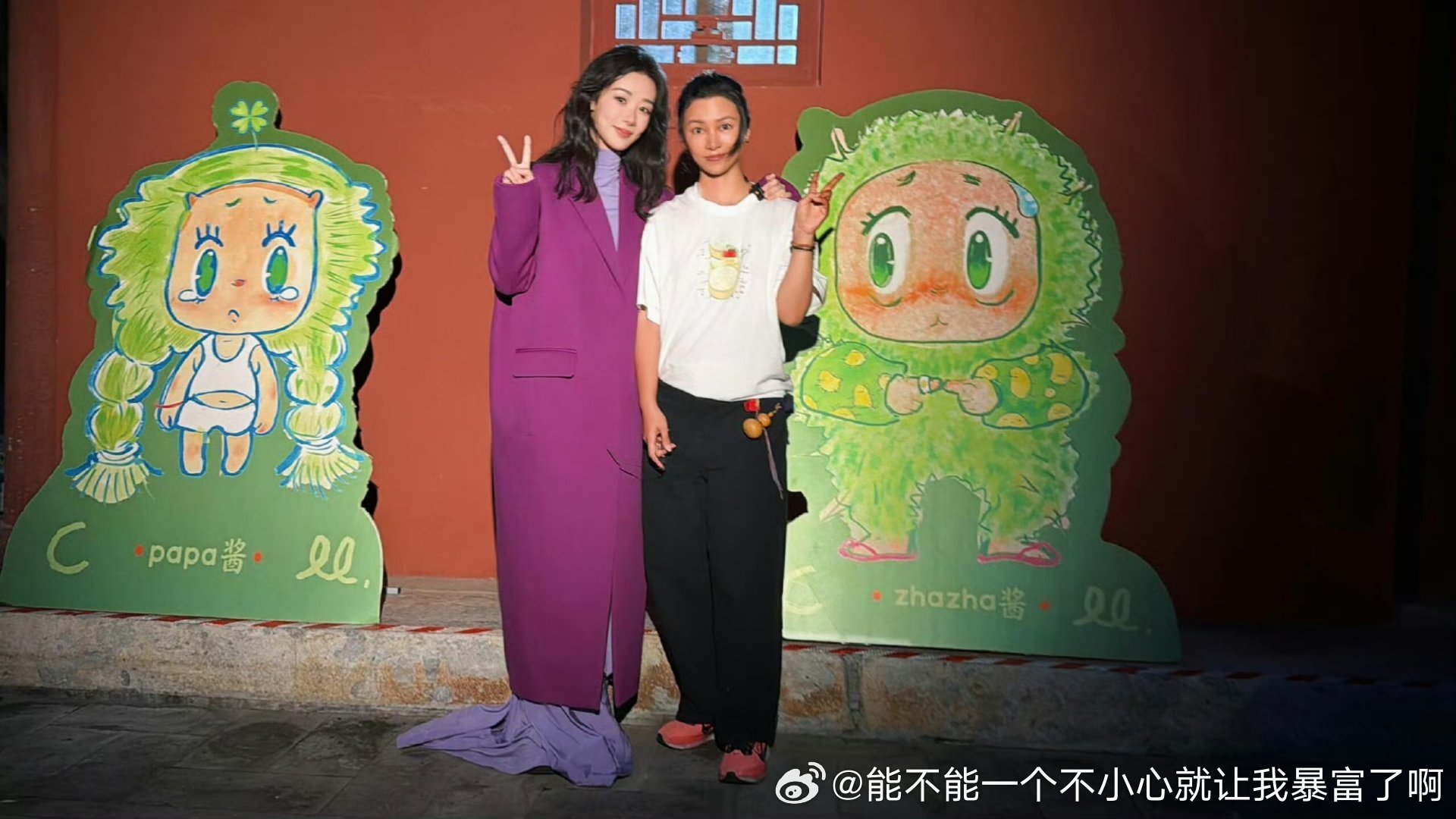 这大衣全身真的很难看没人要的凑衣服都拿给明星拍杂志了是吧？