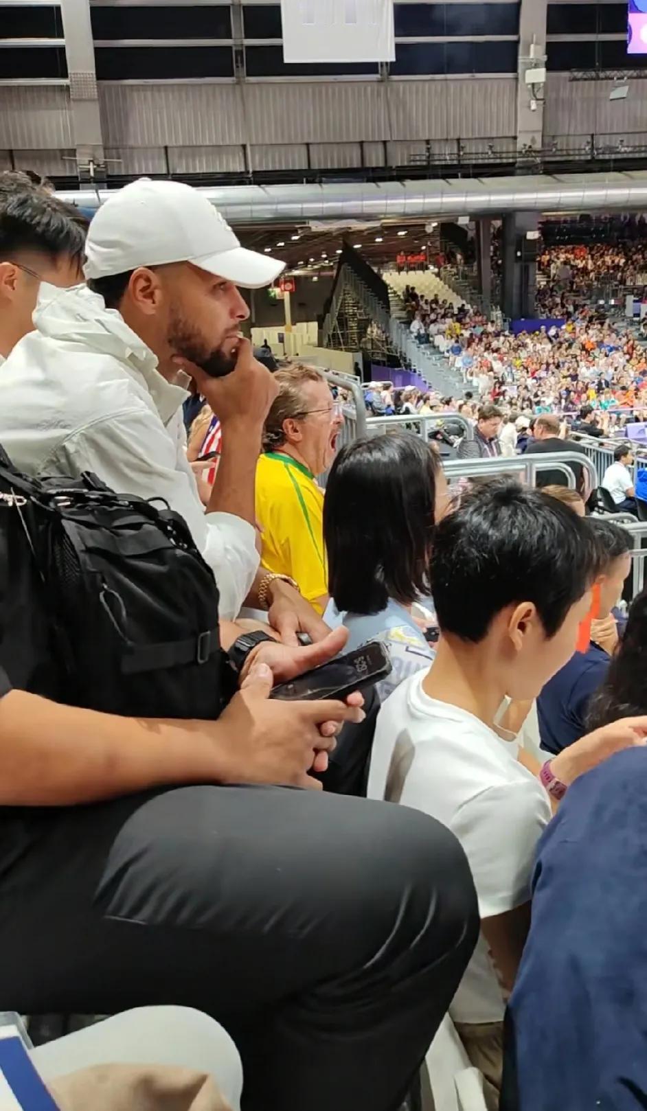 库里现身现场观看美国女排和中国女排的奥运比赛（美国2:3中国），不知道美国队输了