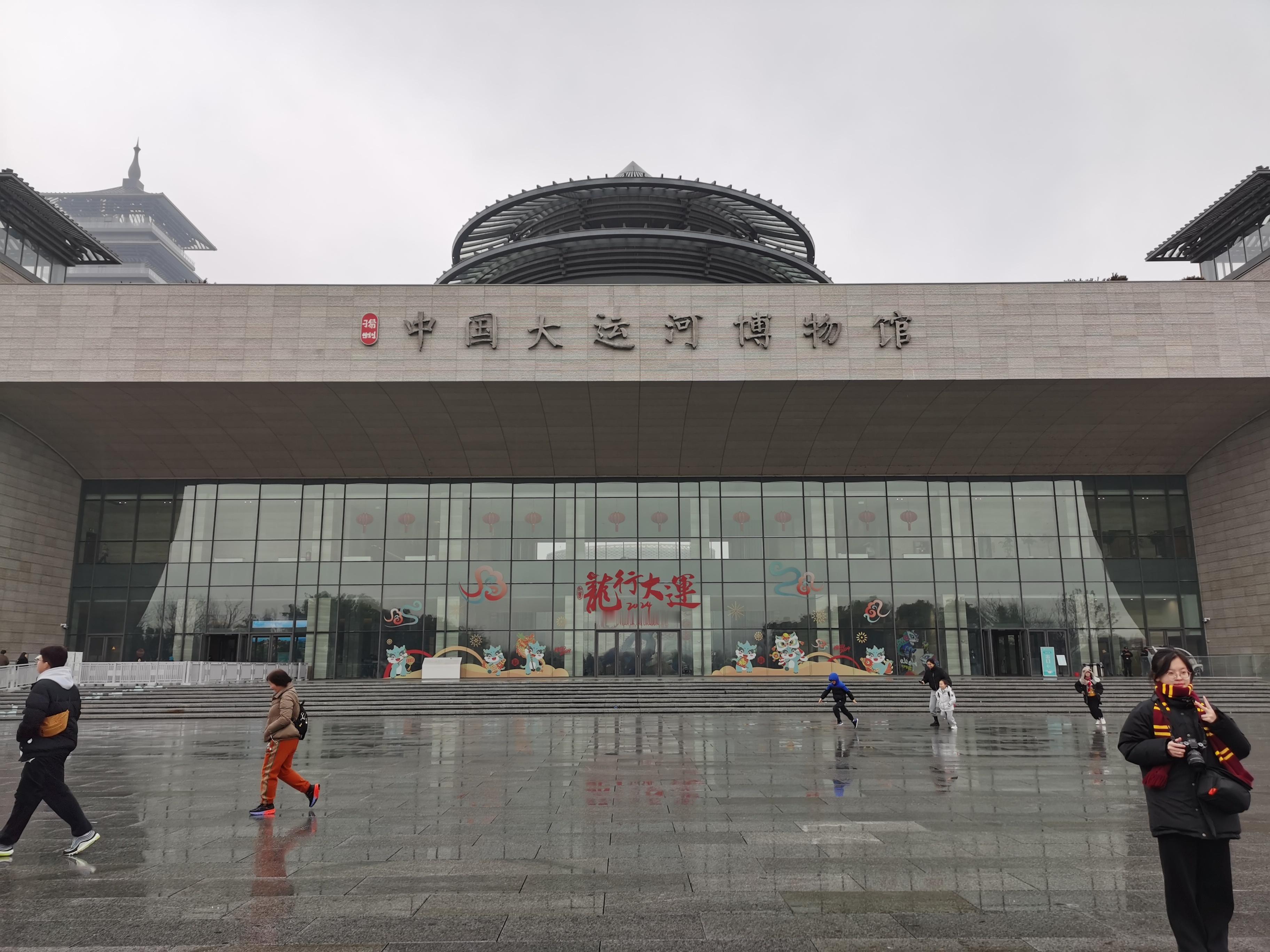 还好昨晚扬州没下大雨大雪，尽管川航的航班晚点1个小时，但至少没取消还能飞回重庆，