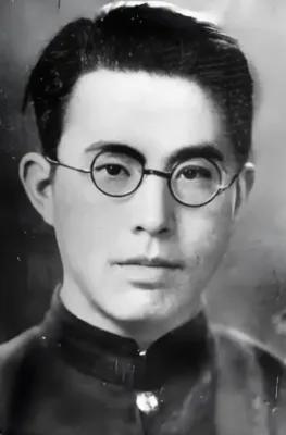 1942年，地下党郑文道被抓，他原本想自杀却被日军发现又囚于医院。期间，护士每次