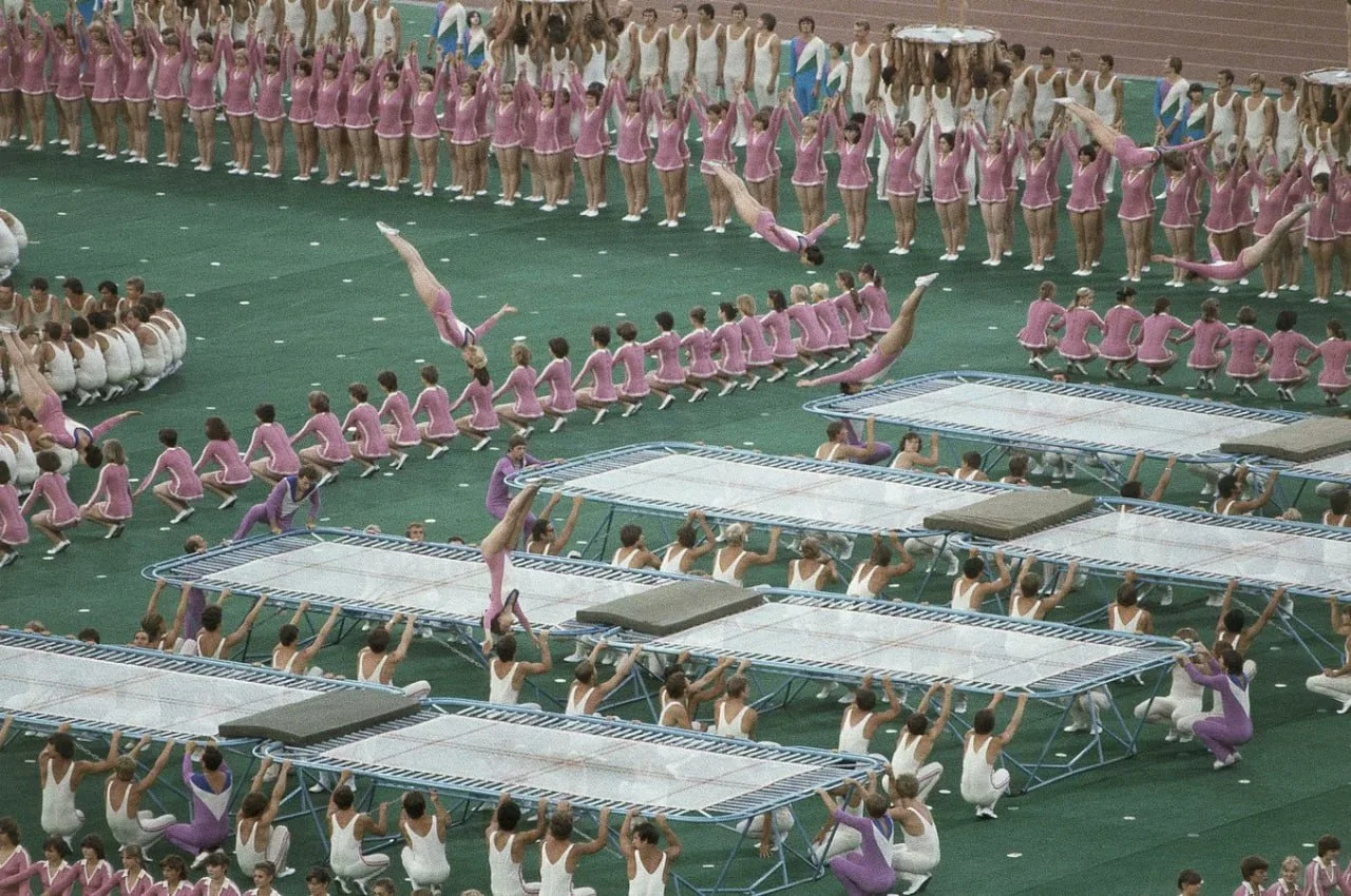 莫斯科第二十二届奥运会开幕式上体操运动员的表演。苏联，1980 年 7...