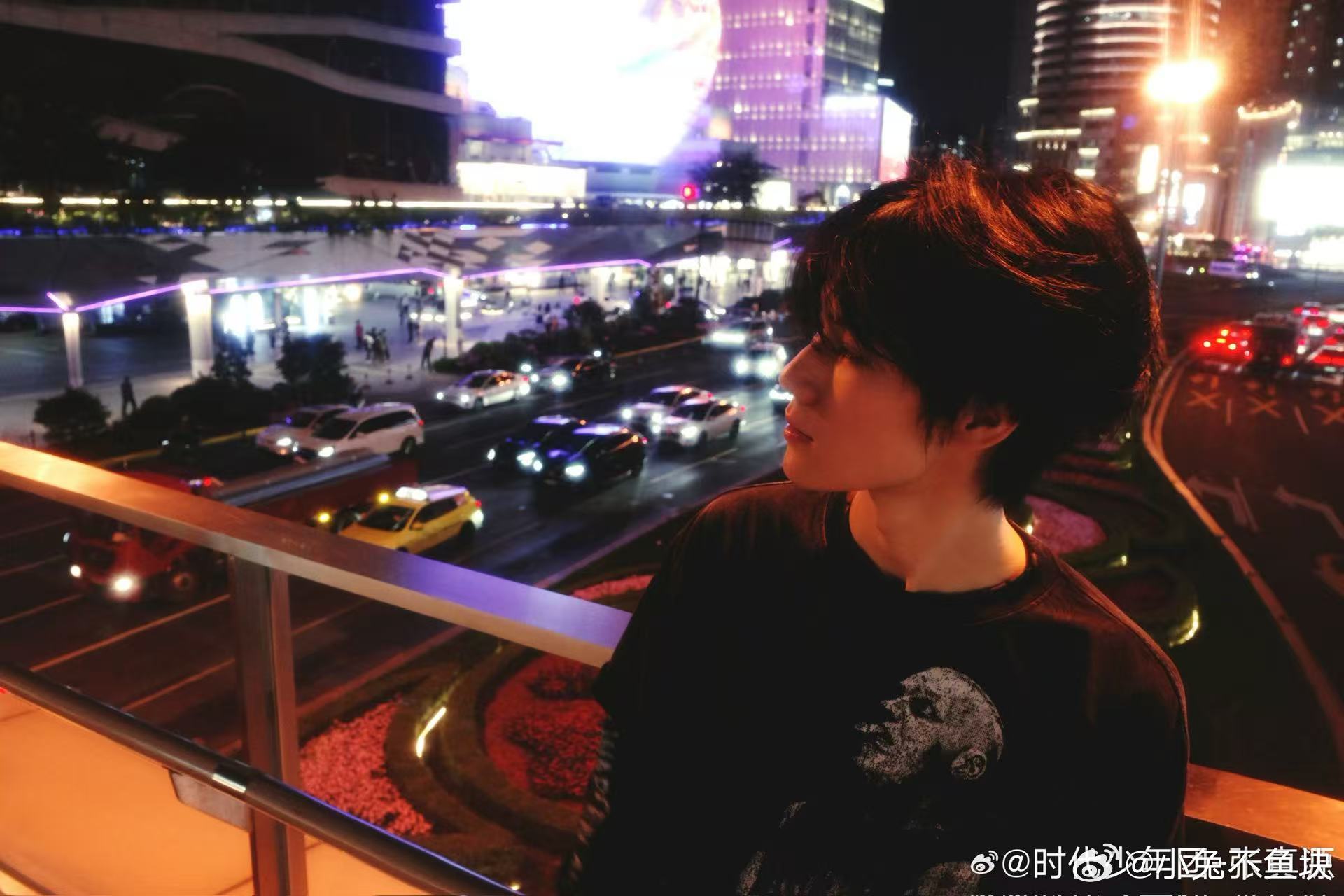 张真源上海夜景plog 睡前偶然刷到张真源新更的十二宫格，游走在上海夜里随手拍的
