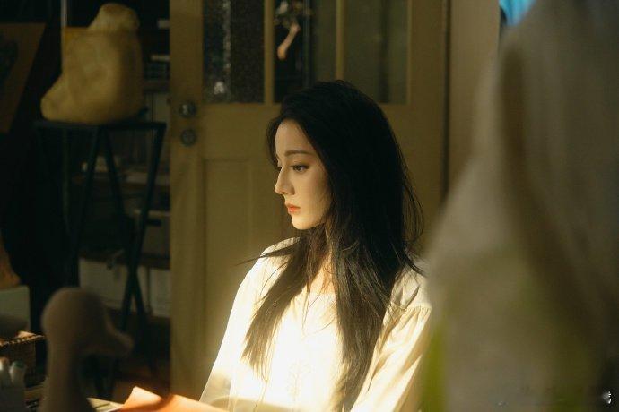 迪丽热巴剪到手那段播了热巴拍戏误伤手指，伤口深长却只字未提痛，唯念对手演员与角色