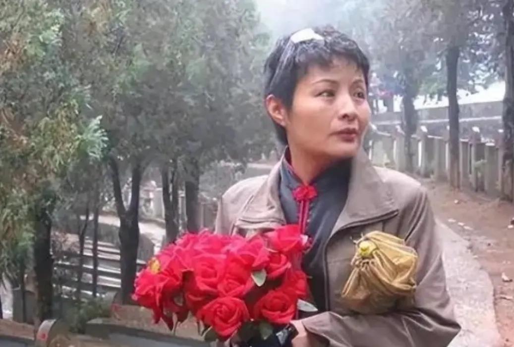 1984年，谢楠因私自开枪为牺牲的战友送行而被开除军籍，20年后，谢楠带着957