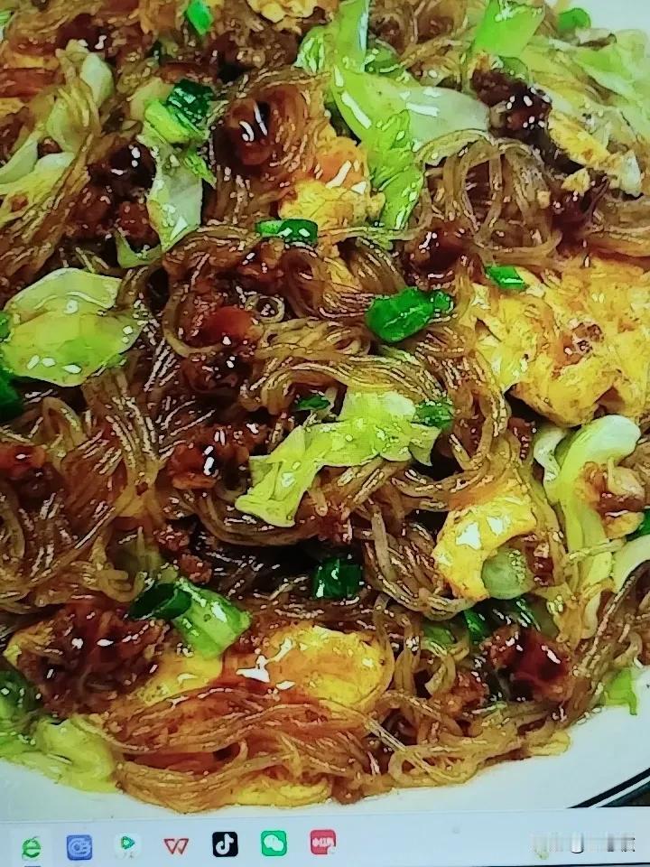 粉丝炒包菜。粉丝不抱团。顺滑分明，不粘锅。