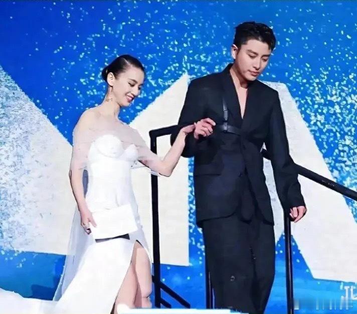 黄圣依自曝初恋是室贾乃亮后，甜馨让网友别再劝贾乃亮李小璐复合。黄圣依近日参加综艺