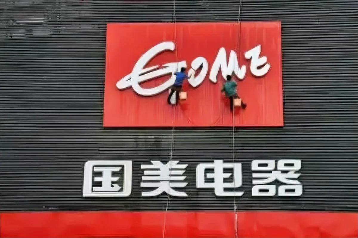当年刘强东用自建物流狠狠的怼了马云一把，接着用价格战抢了苏宁的蛋糕，趁着黄光裕去