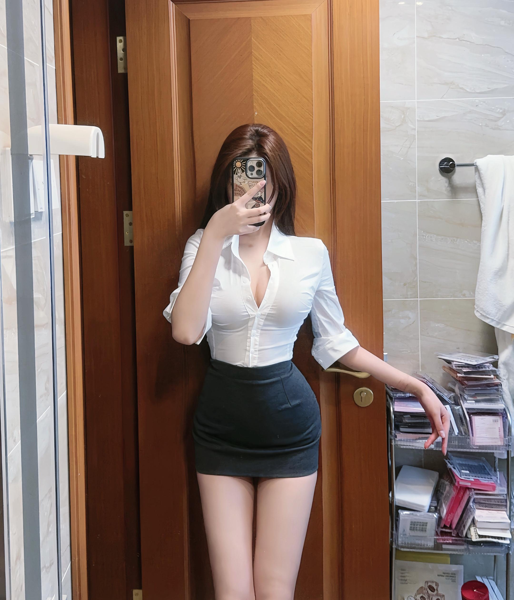 比歌声更先迎面而来是香水味微胖女生