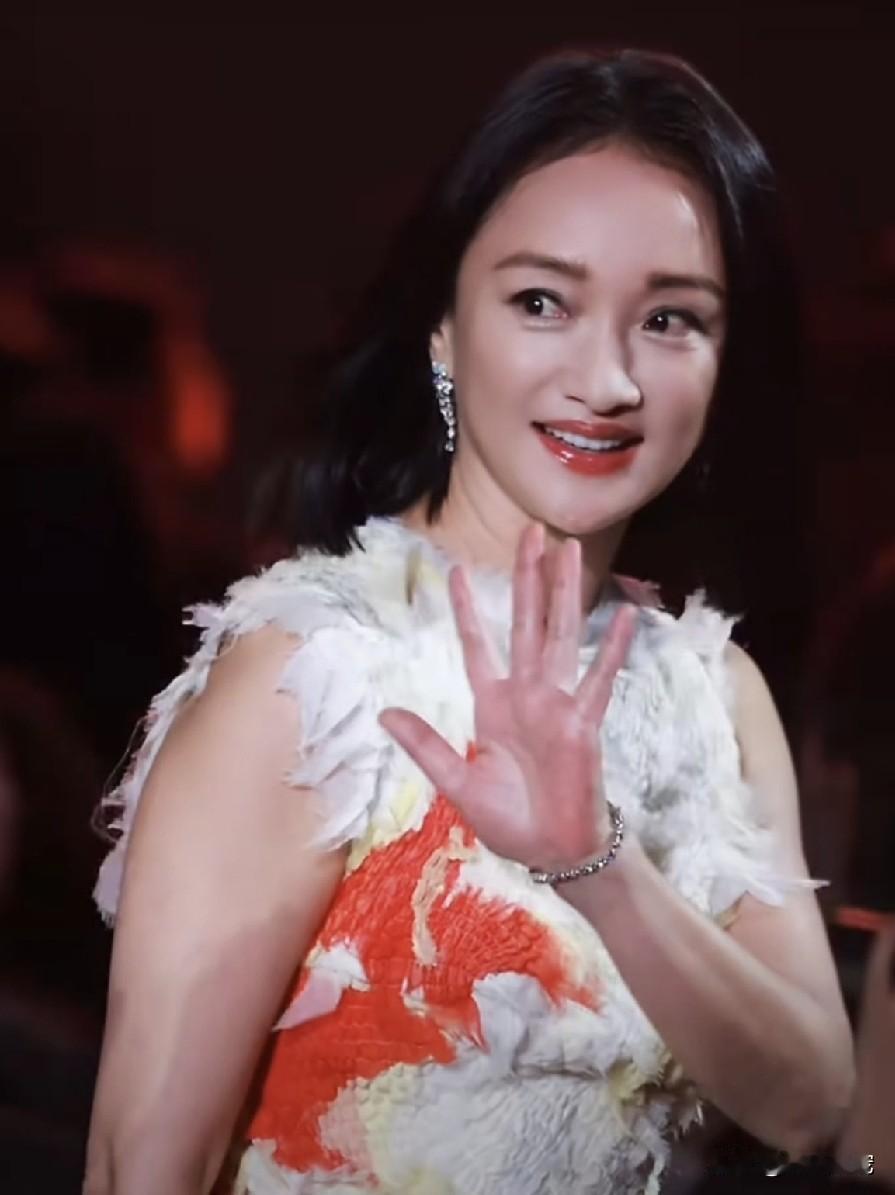 周迅断崖式衰老，在奚美娟面前完败！两人相差近20岁，按理说应该是奚美娟衬托周迅才