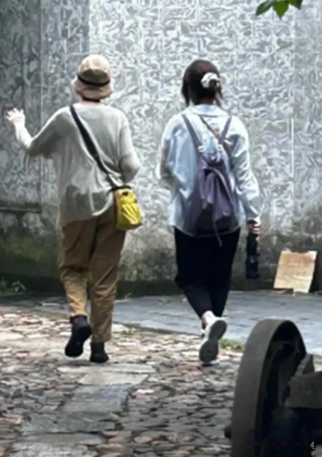 袁泉带着女儿一起在安徽度假，她女儿这么大了啊，跟妈妈一样高了。
戴着遮阳帽的袁泉