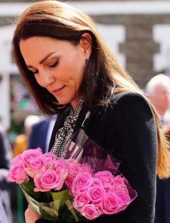 好感人呀。 前几天凯特在威尔士，和人群聊天的时候，有人问她的戒指，凯特也罕见的聊