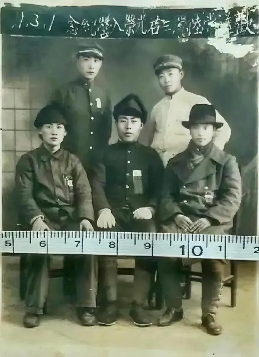 1934年，伪满州国，几名被蛊惑参军的年轻人，留下的一张老照片，照片中的他们坐在
