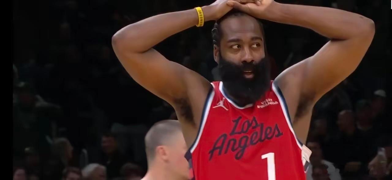 终场哨声响起那一刻，哈登看着球弹框而出，他非常懊恼地双手抱头，眼神中充满不甘和遗