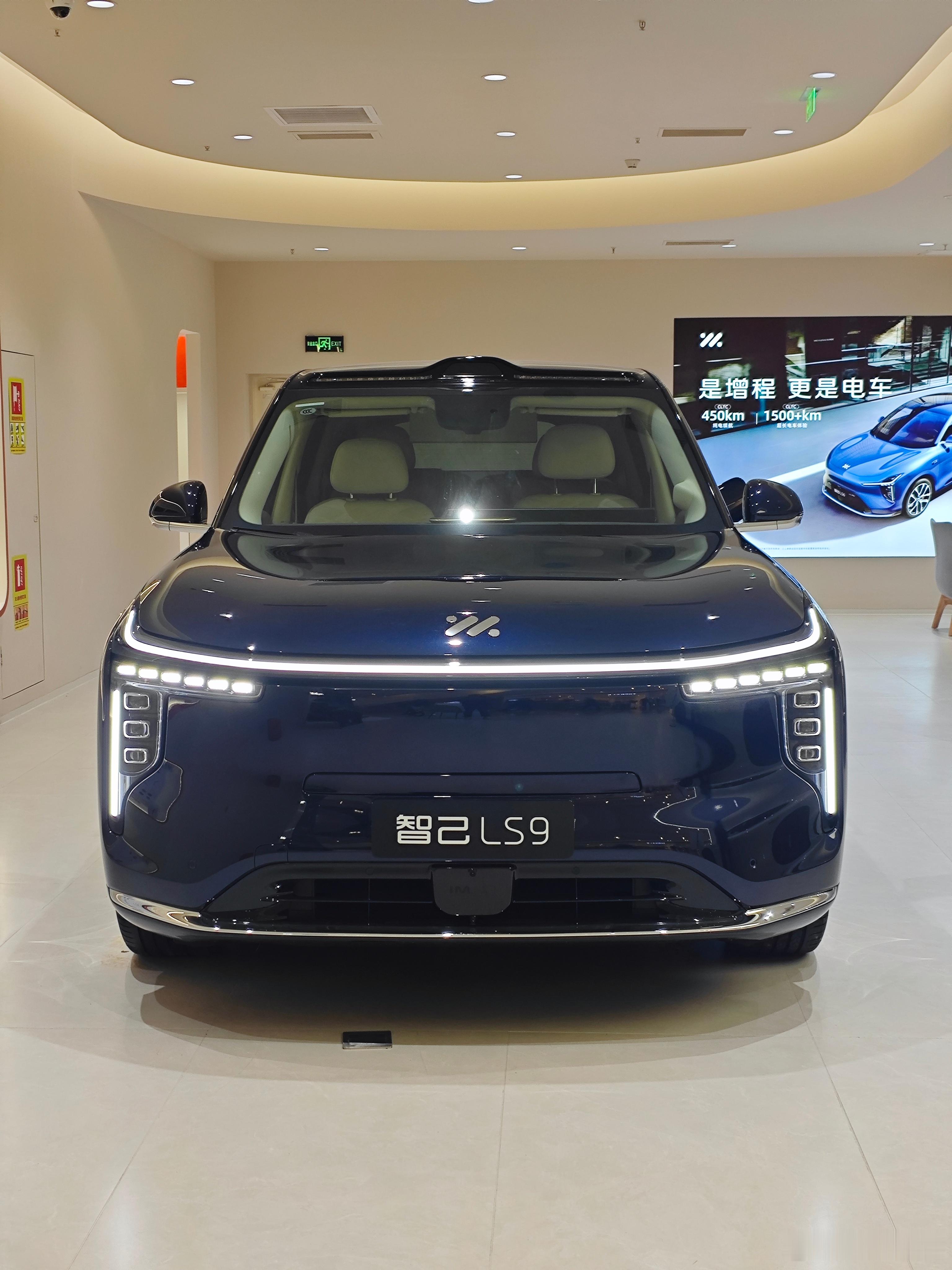 来看看智己LS9前部进气，尺寸不算大，而且做的很扁，和毫米波雷达都安排在偏下的位