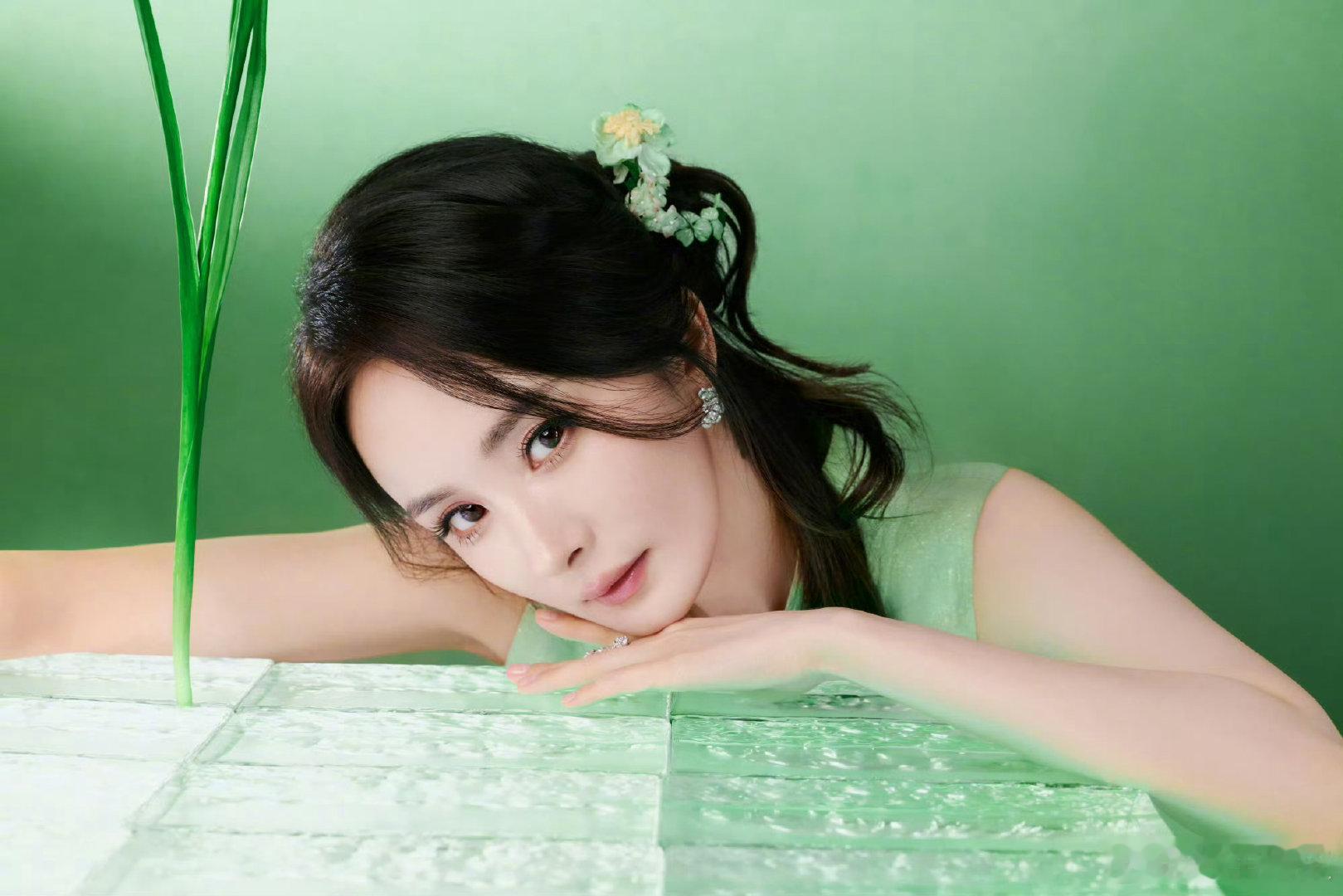 金鹤龙给杨幂化竹影青韵妆杨幂竹影青韵妆，好漂亮