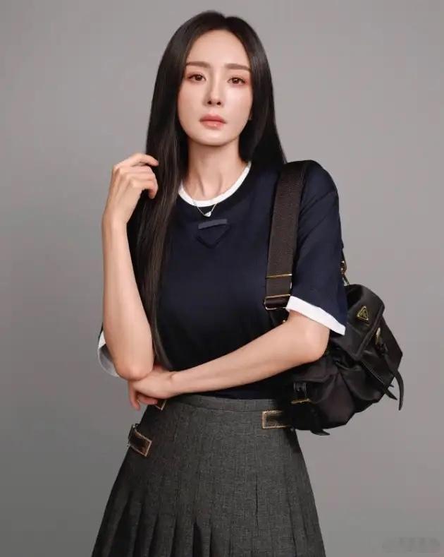 杨幂普拉达代言官宣！赵丽颖又被嘲笑了，只要有85花官宣奢牌代言，她都会被拉出来嘲