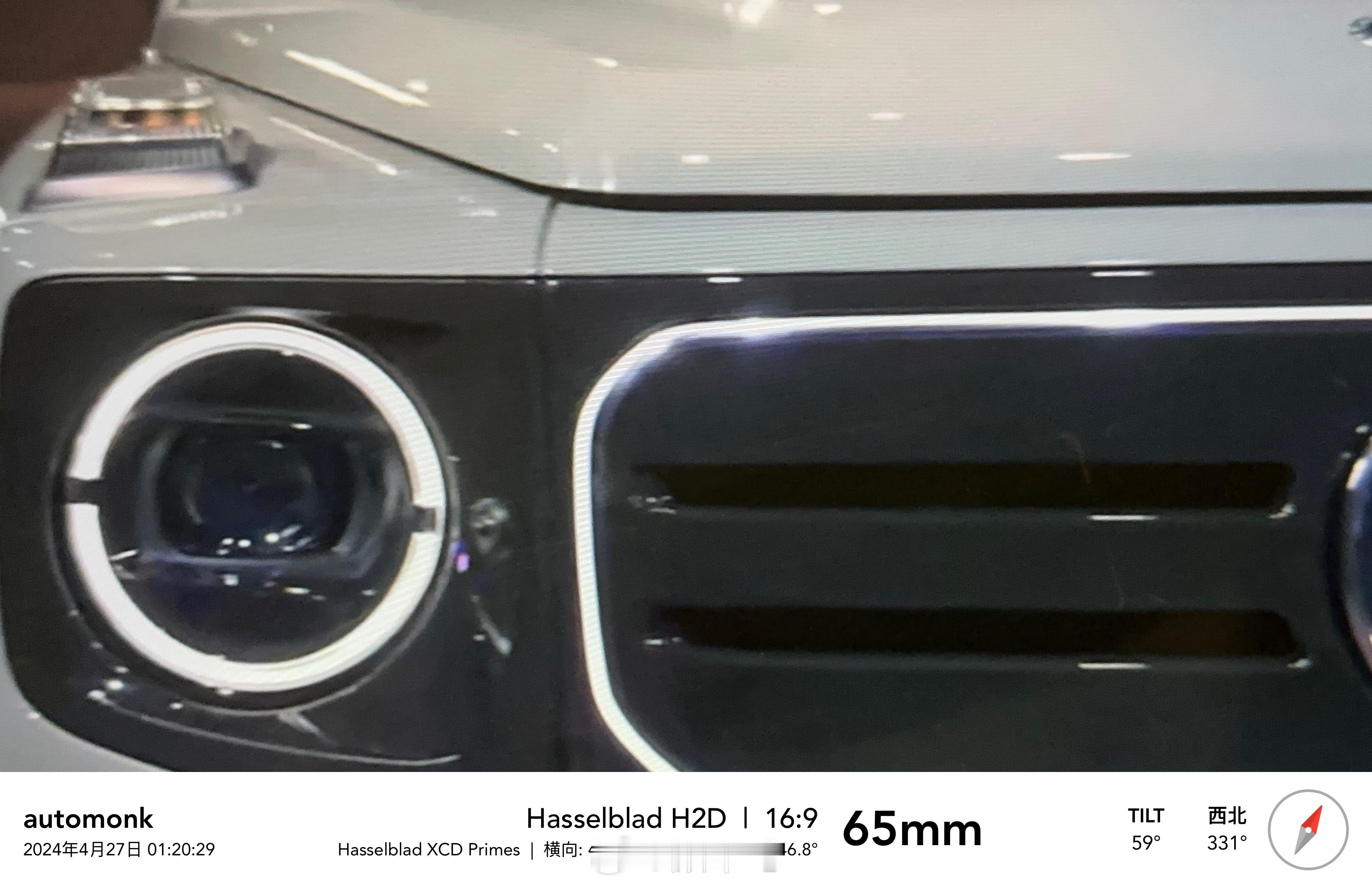 作为一台硬派纯电SUV，奔驰EQG的前舱盖左右两侧的缝隙公差也表现得比较粗犷一些