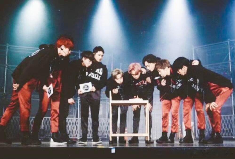EXO上次九人巡演还是9年前打开2016年的演唱会视频，才发现EXO的九人舞台已