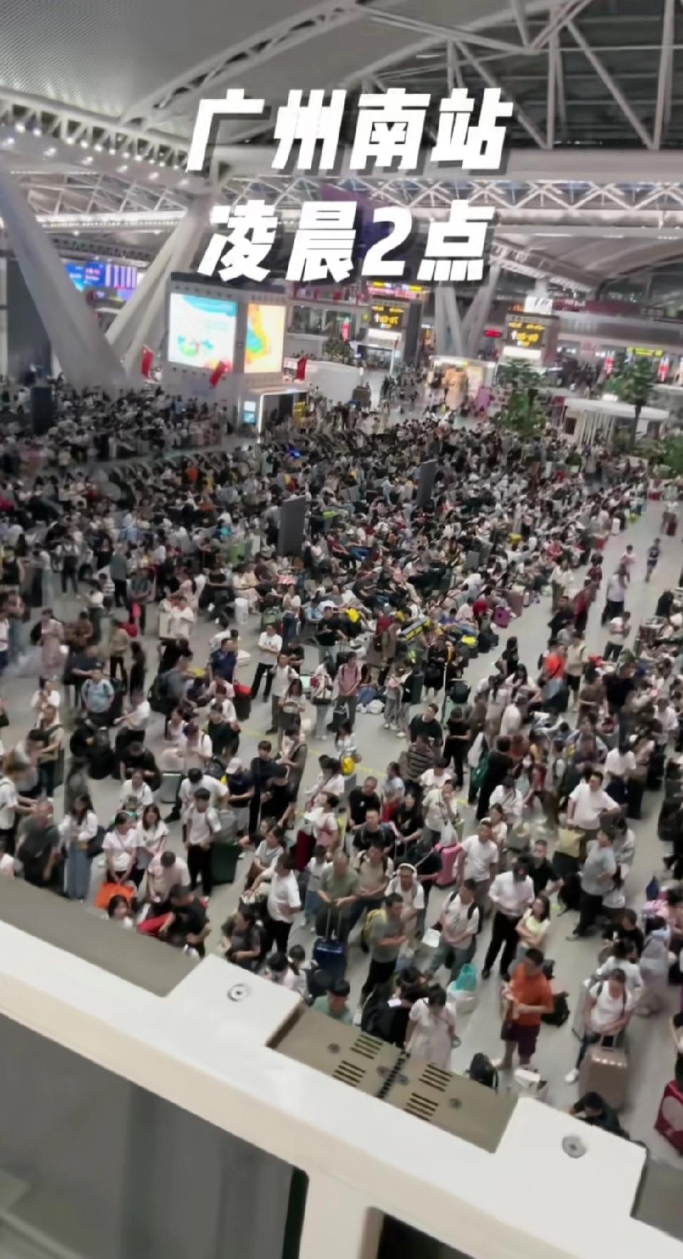 广州南站凌晨2点！错峰出行成笑话
 
本以为凌晨2点的广州南站能躲过人群，结果现