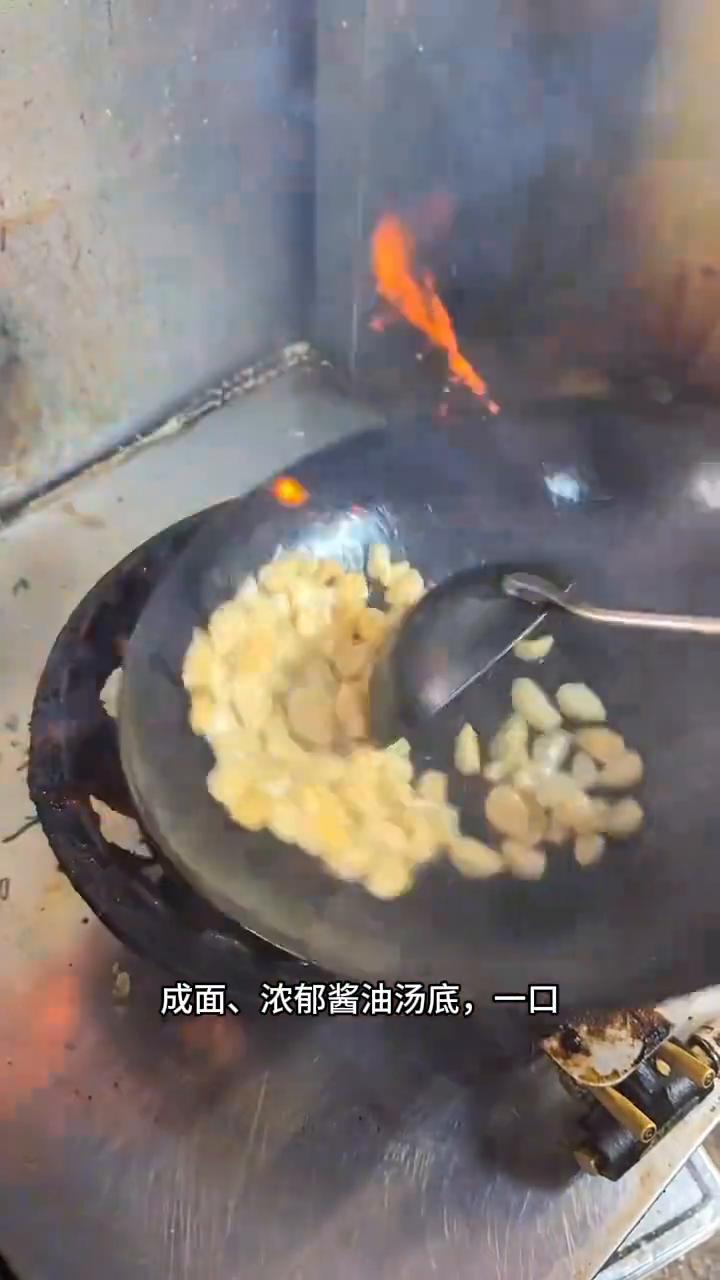 这是一碗让人"吃完想躲三天"的疯狂拉面。目白这家店把大蒜的魅力发挥到极致，整整2