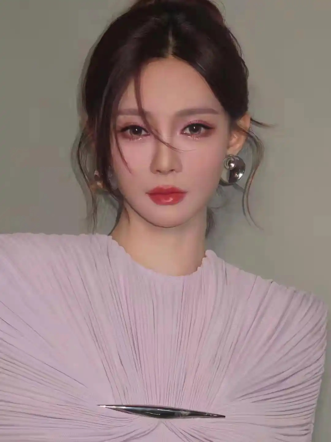 沈梦辰穿着淡紫色裙子写真，小姨感十足 