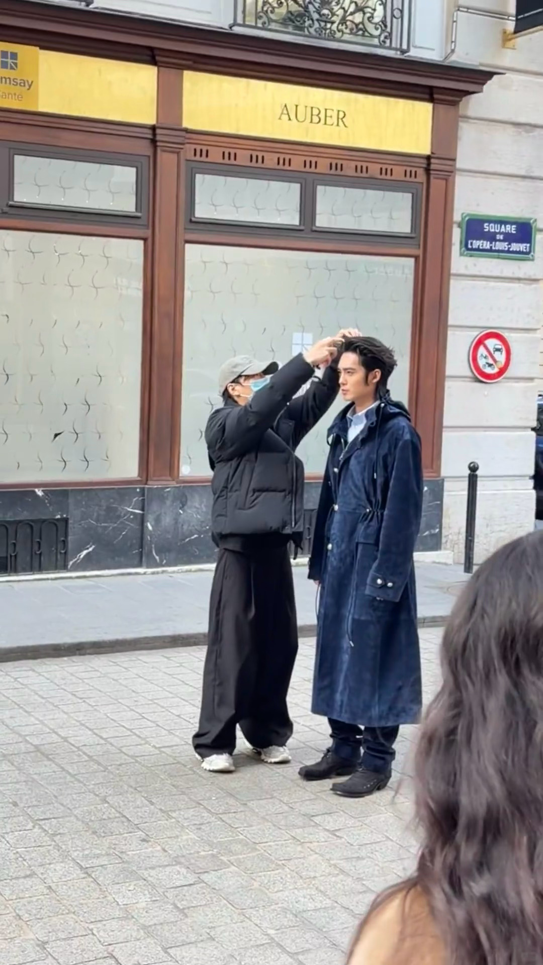 网友在巴黎偶遇拍摄中的于适，不愧是影颜一生图无敌 