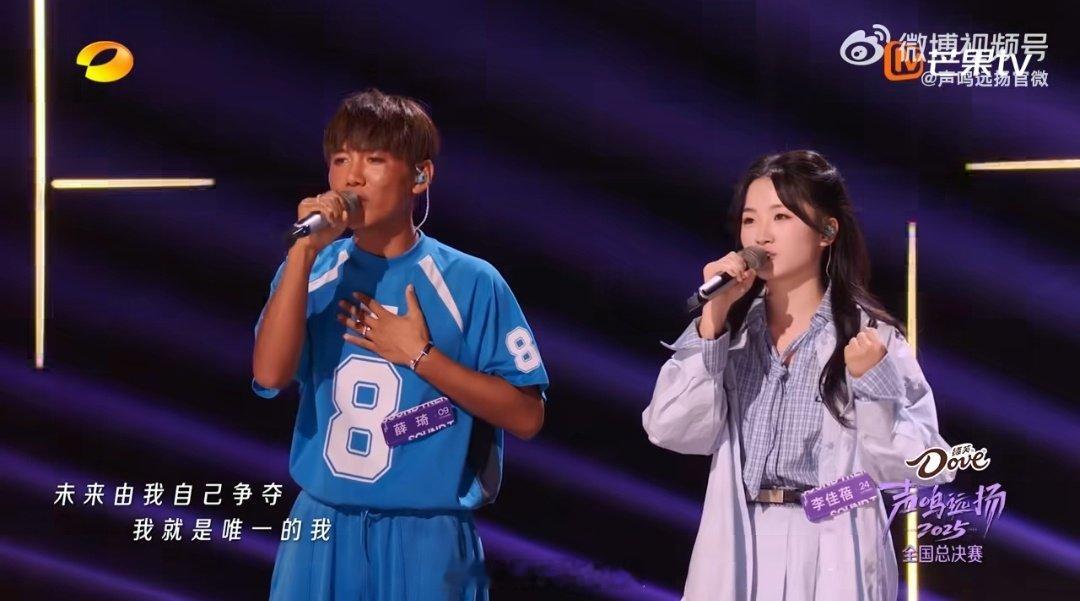青春就是要燃！山东队《有种》演唱满是少年意气，李佳蓓等少年用清澈嗓音唱响无畏，那