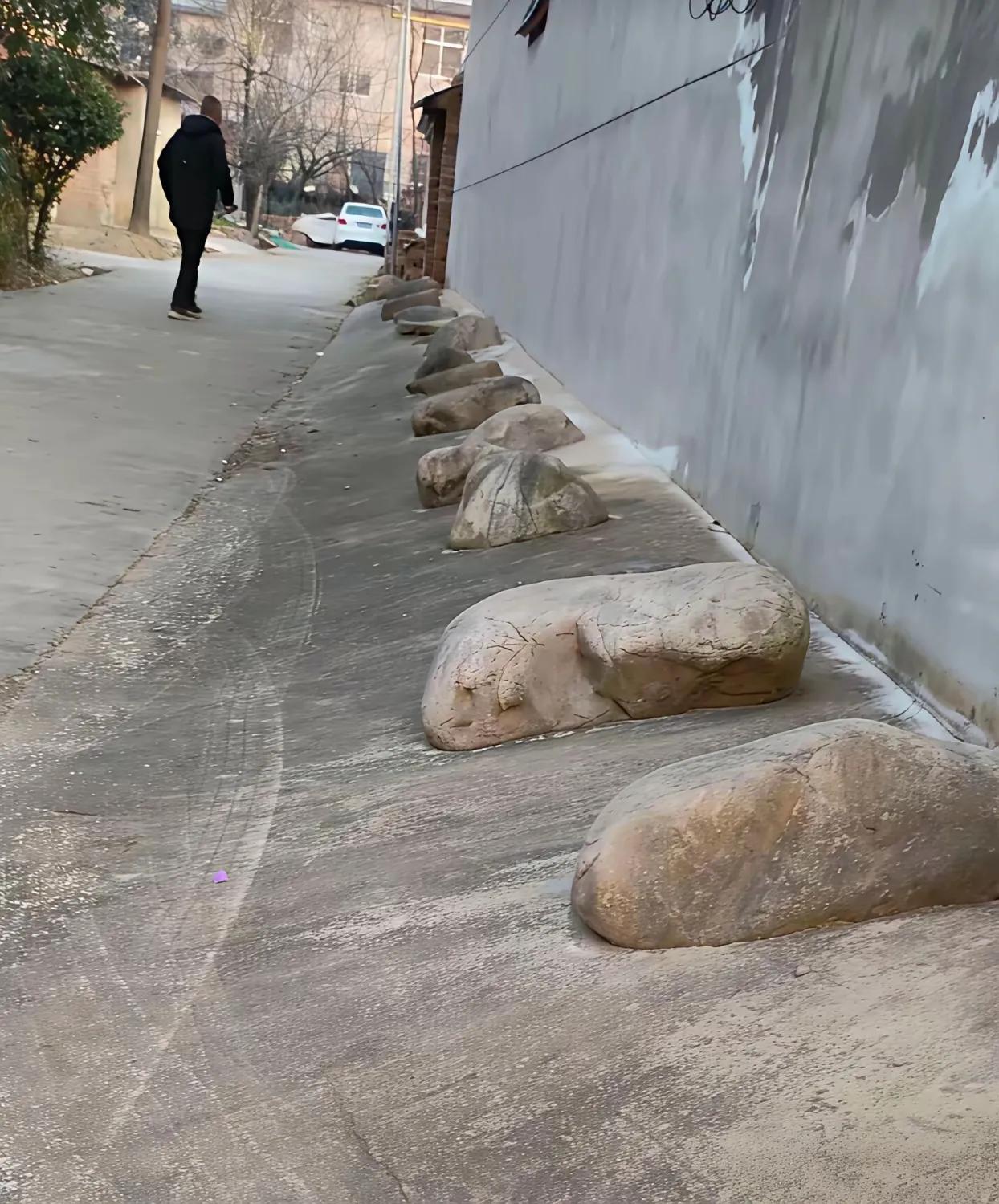 现在的农村有的人为什么要在自己家的墙下面放一排这种大石头！有什么说法吗