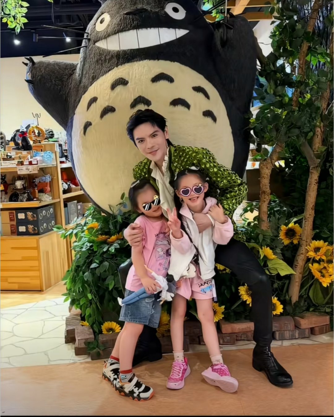 向佐郭碧婷女儿这么大了时间过得太快，转眼孩子都这么大了，但这家人低调又真实的生活
