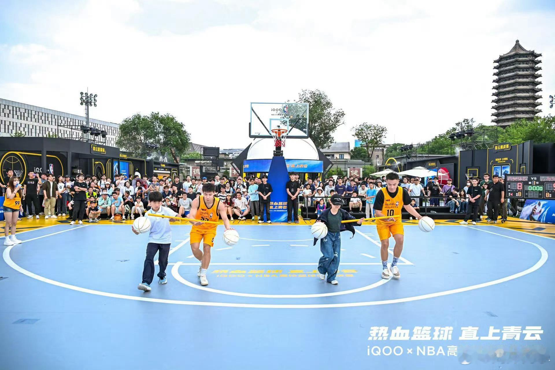 iQOOxNBA高校篮球赛现场真的太精彩了！青年球员实力拉满，再次恭喜北大登顶夺