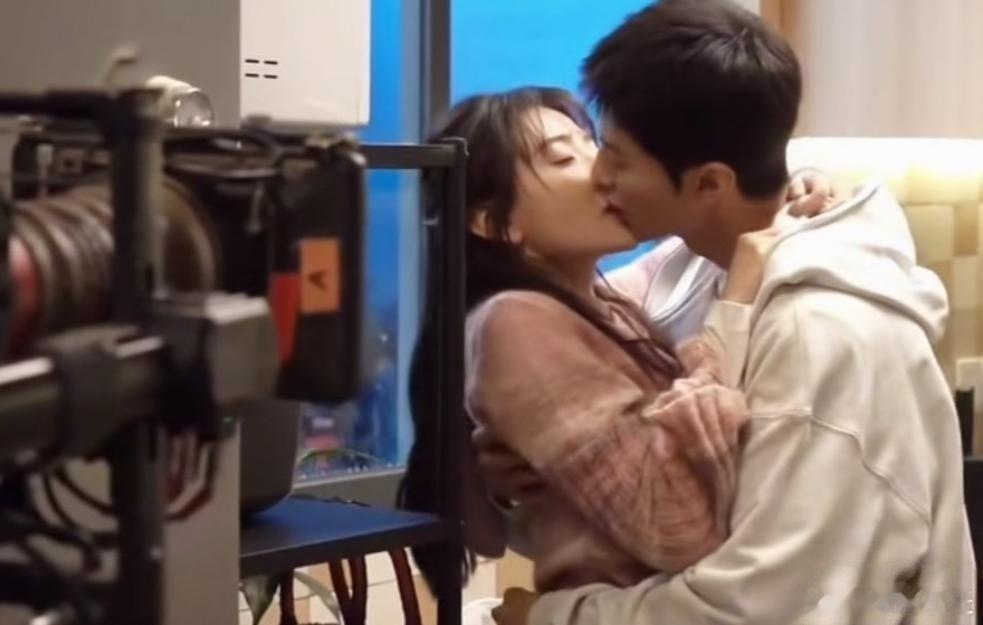 梁洁这是有多抗拒陈哲远，这吻戏拍的那叫一个难受😣 