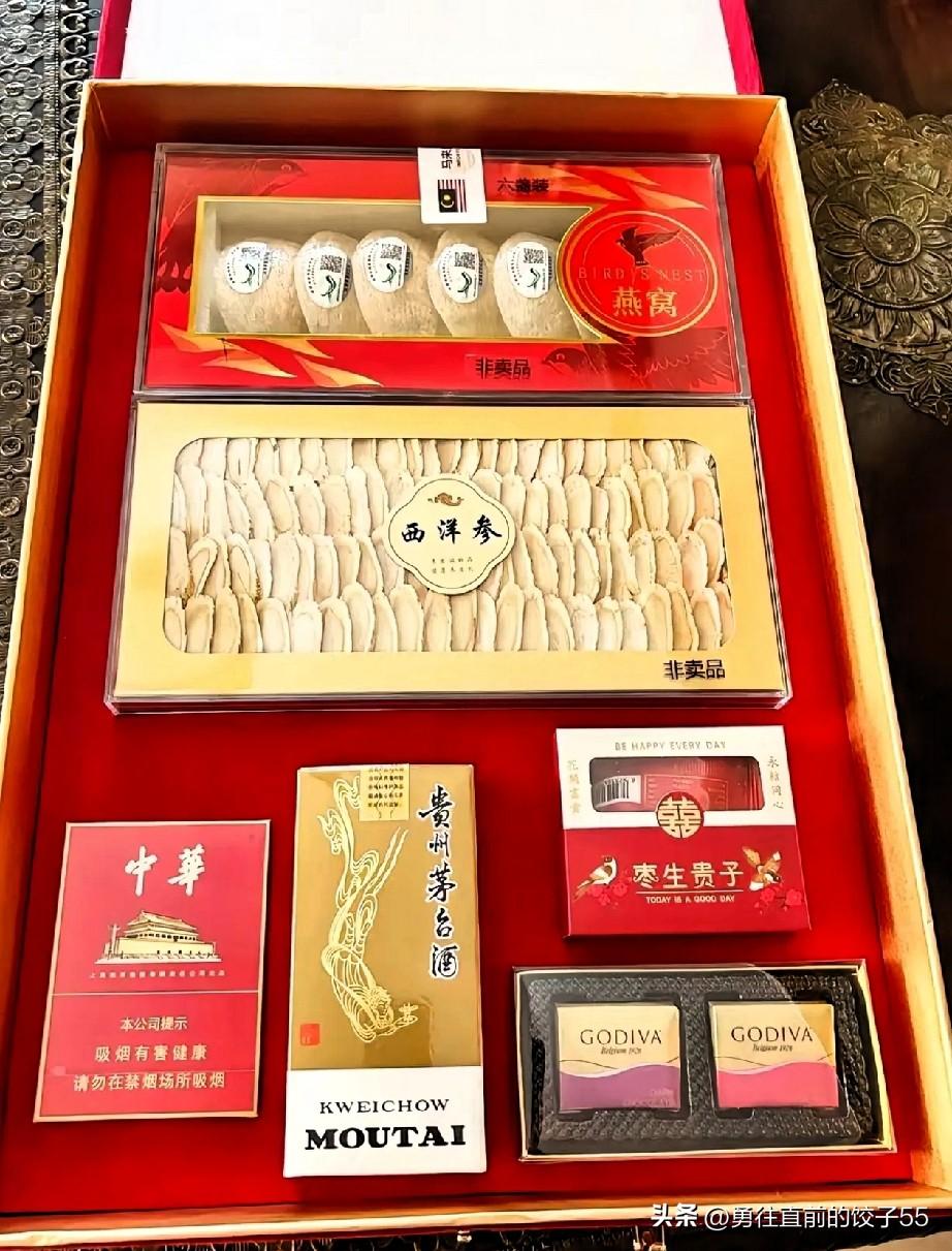 去苏州参加朋友的婚礼，没想到伴手礼给我整呆了。这礼盒可不一般，沉甸甸的红金配色看