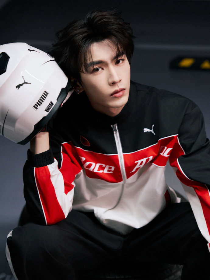 想看张凌赫现偶 张凌赫讲英文苏感 想看张凌赫现偶，谁懂此男赛车服一出谁能不被帅到