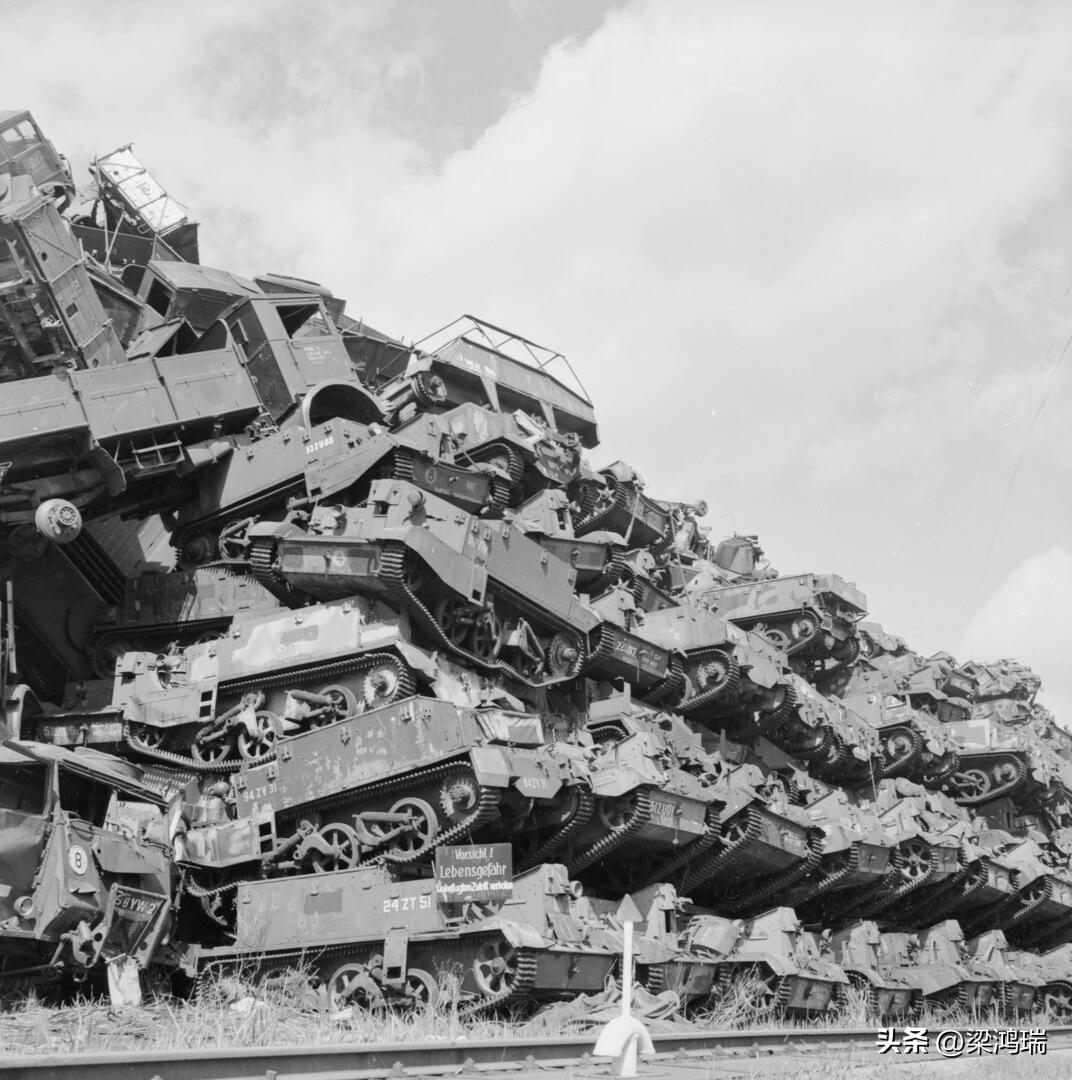 1958 年 5 月，在德国汉堡的一个废品场里，二战末期参与击败德国的英国坦克、