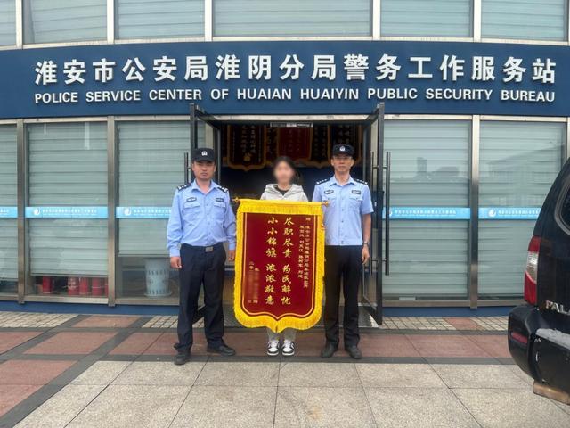学生遗失相机心急如焚 民警倾力寻回喜笑颜开