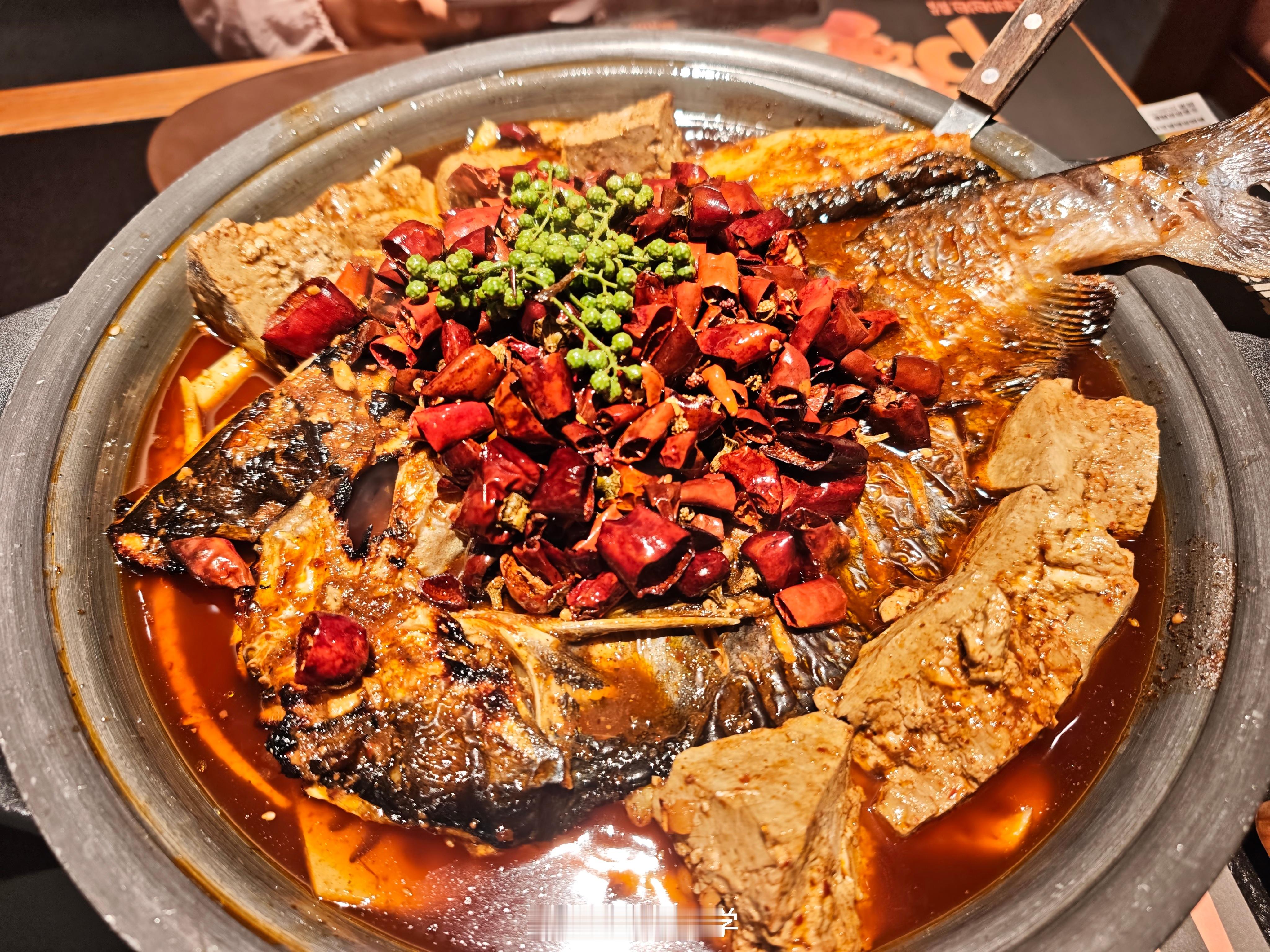 很多餐厅的菜单大屏展示，都是小米/红米电视[努力]这一排 5 台 REDMI实惠