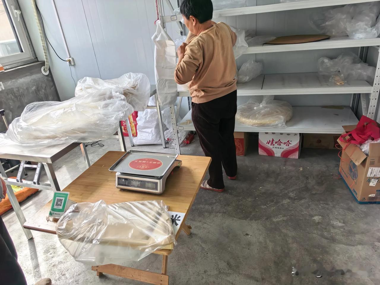老婆今晚去医院陪岳母了，家里就剩我一个人。今天把快递全都发完，简单凑合吃了口晚饭