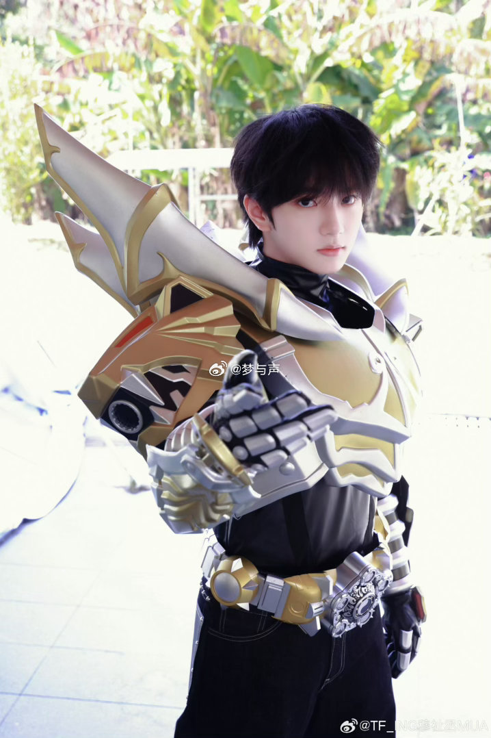 王传君让穆祉丞帮他带孩子王传君在线招募带娃搭子，穆祉丞在线炫耀自家妹妹。两人聊得