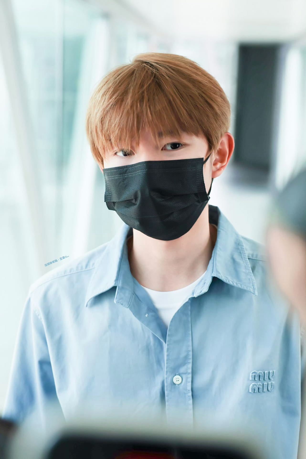 王源miumiu活动 哈哈哈哈哈我们王源也是喜剧人上了，这阵仗完全是奔你来的