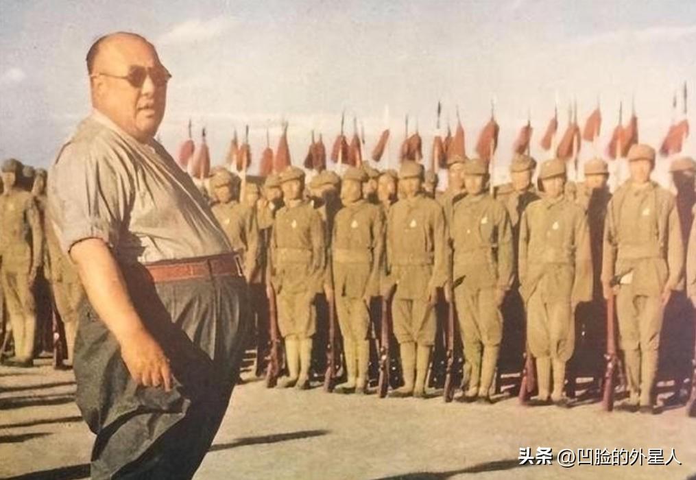 1956年，逃到美国后的马鸿逵，挺着腐败的大肚子，享受着小姨太给他做的奶酪，主政