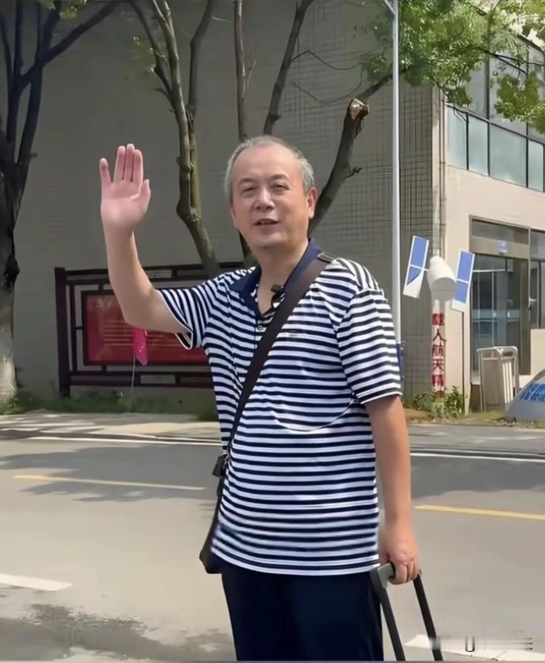 安徽合肥60岁大叔王文生自学考上大学，成为大一新生，还和年轻人一同参加军训。他称